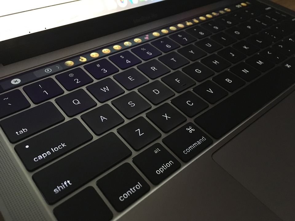 Come usare un altro tasto come ESC sul nuovo MacBook Pro dotato di Touch Bar